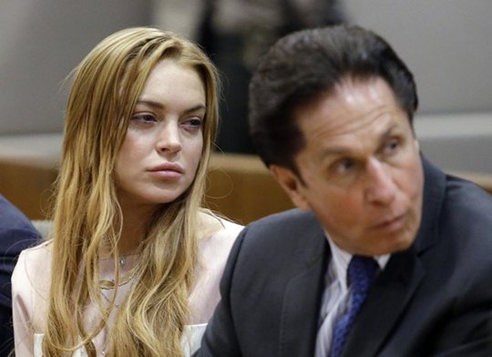 Com uma hora de atraso, Lohan chegou vestida de branco e sem maquiagem ao Tribunal de Santa Monica