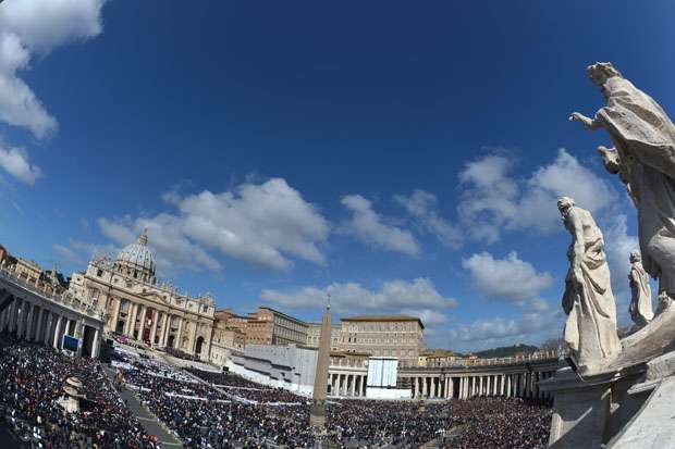 Milhares de fiéis acompanham a missa inaugural na Praça de São Pedro