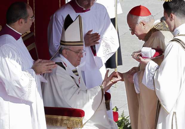 Durante a cerimônia religiosa, o papa Francisco recebeu o anel do Pescador e o pálio