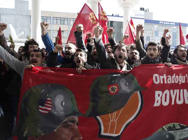 Turcos apoiantes do Partido Comunista gritar slogans durante um protesto contra a Coligação Nacional Síria