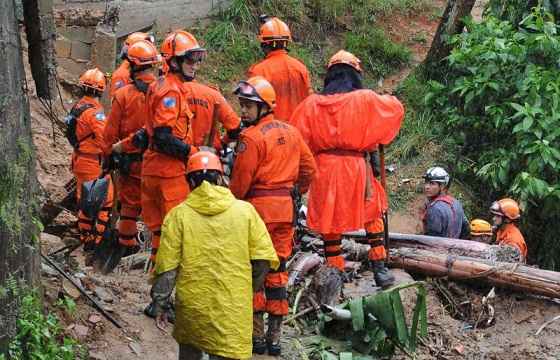 Agentes da Defesa Civil e Corpo de Bombeiros trabalham no resgate de soterrados no bairro Quitandinha, após deslizamento destruir três casas na Rua Espírito Santo