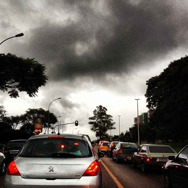 Chuvas fortes atingiram o Distrito Federal no meio da tarde desta terça-feira