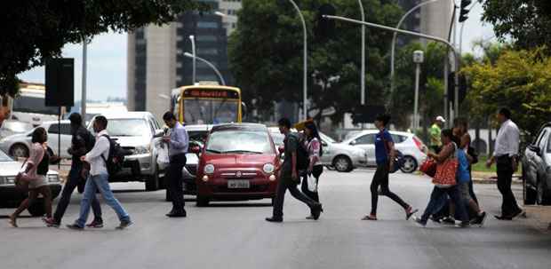 Pessoas atravessam em faixa de pedestre não sinalizada em frente ao Pátio Brasil