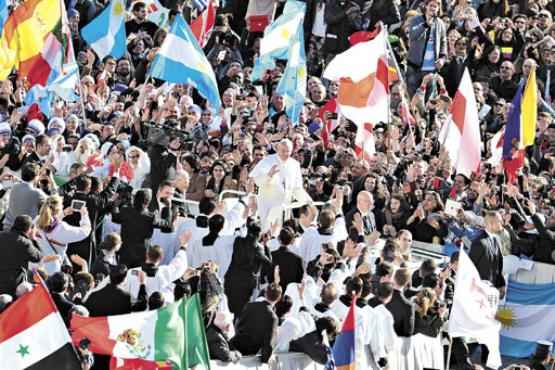 Francisco entre os fiéis, na Praça de São Pedro: pontífice argentino, o primeiro da América Latina, desceu do papamóvel para cumprimentar crianças e um deficiente físico