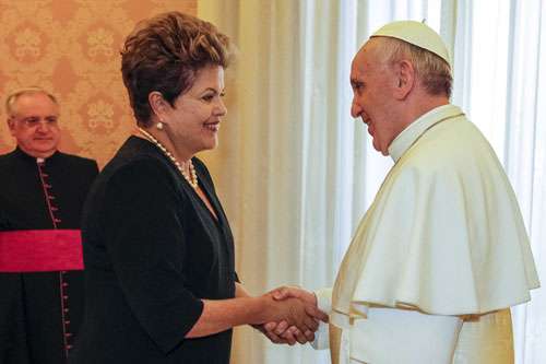 Dilma informou que o papa entende bem o português e fala uma mistura do idioma com o espanhol.Ela ficou impressionada com o carisma de Francisco.