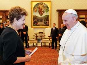 Francisco elogiou a forma como o Brasil reagiu à tragédia, contou a presidente, que também confessou ter ficado impressionada com o estilo do papa