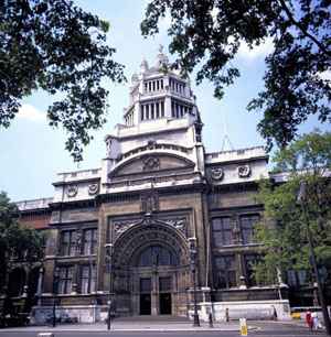 Fachada do museu Victoria e Albert, em Londres