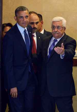 Presidente palestino, Mahmud Abbas (D) e presidente dos EUA, Barack Obama (E) chegam a conferência na Cisjordânia