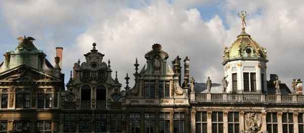 Espremida entre dois grandes destinos turísticos, a Bélgica costuma ser apenas um pit-stop para quem visita a França e a Holanda. Mas o país do chocolate, da cerveja Stella Artois, do Tintin e dos Smurfs pode surpreender o visitante com a bela capital