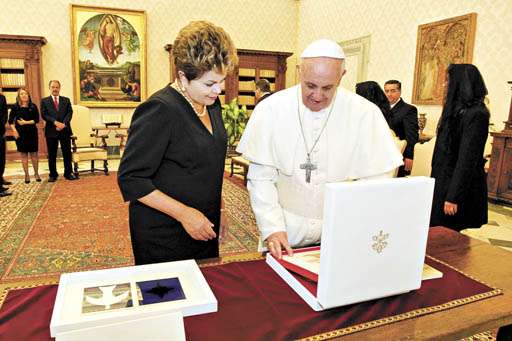 A presidente Dilma troca presentes com o papa no Vaticano: ele ganhou azulejos de Athos; ela, um livro sobre a conferência de bispos em Aparecida, em 2007