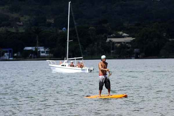 Prática de esporte náuticos, no Lago Paranoá