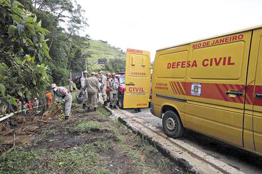 Bombeiros mantém a busca por corpos. Duas pessoas ainda estão desaparecidas na Região Serrana do Rio