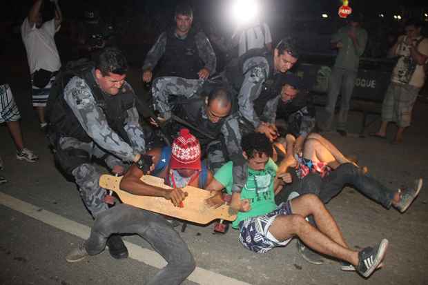 Policiais do Batalhão de Choque cercam desde a madrugada o prédio do antigo Museu do Índio, ao lado do Estádio Jornalista Mário Filho, o Maracanã