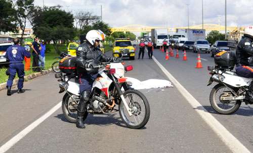 Policiais realizam perícia no local do atropelamento