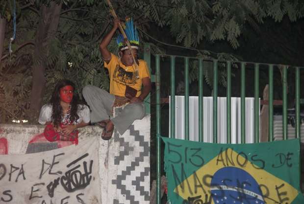 Policiais do Batalhão de Choque cercam desde a madrugada o prédio do antigo Museu do Índio, ao lado do Estádio Jornalista Mário Filho, o Maracanã