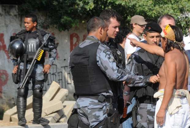 Policiais do Batalhão de Choque cercam desde a madrugada o prédio do antigo Museu do Índio, ao lado do Estádio Jornalista Mário Filho, o Maracanã.