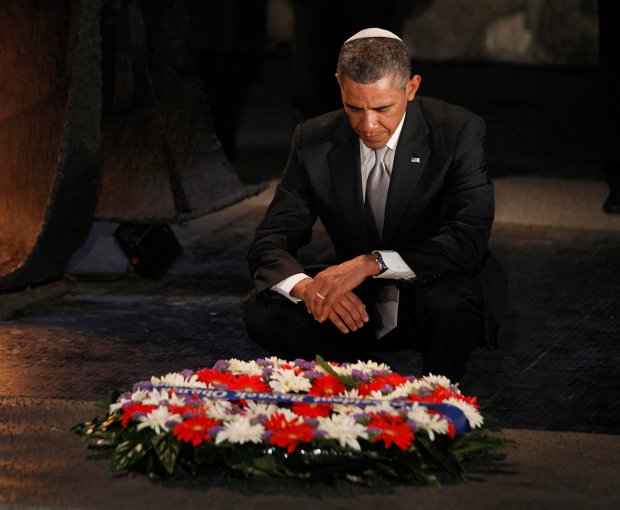 Barack Obama coloca coroa de flores no Hall da Recordação, durante visita ao Memorial do Holocausto Yad Vashem, em Jerusalém