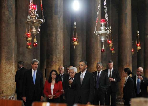 O presidente dos EUA percorre a Igreja da Natividade, em Belém, com o presidente palestino, Mahmoud Abbas