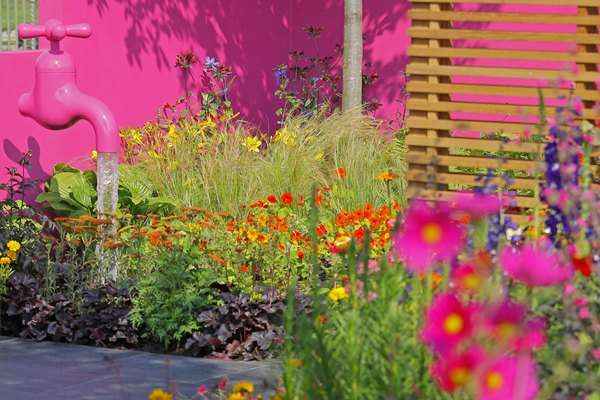 No decorrer de quase um século, o Chelsea Flower Show testemunhou mudanças radicais na moda da horticultura, que abrange estilos variados, de minúsculos bonsais japoneses até um jardim-pirâmide de 24 metros de altura