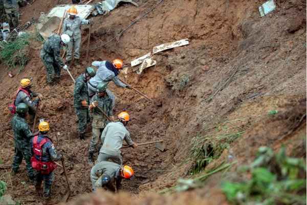 Cerca de 70 homens do Corpo de Bombeiros e do Exército trabalham nas buscas, que estão concentradas em quatro pontos diferentes às margens da BR-040