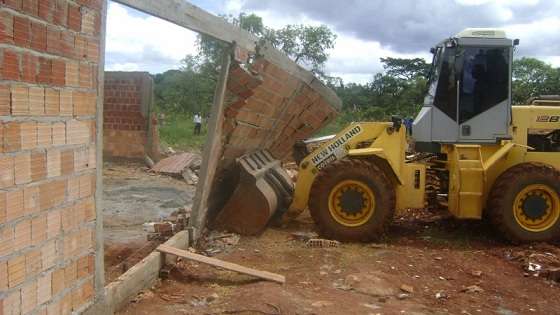 No Itapoã, foi demolido o muro que cercava a área de um condomínio irregular que seria contruído