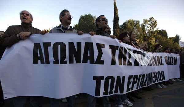 Manifestantes protestaram em frente ao palácio presidencial e foram em direção ao ministério das Finanças