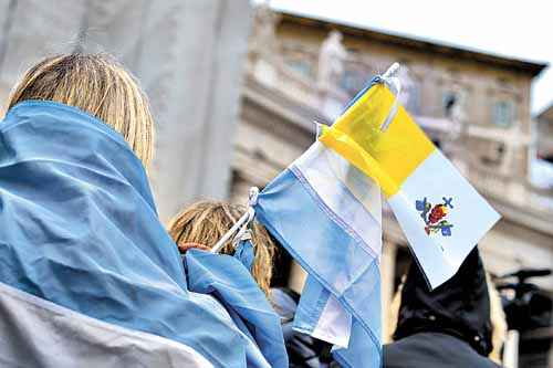 Bandeiras da Argentina e do Vaticano saúdam a escolha do cardeal Jorge Bergoglio: sob o nome pontifício de Francisco, o primeiro latino-americano a liderar a Igreja em um tempo de desafios