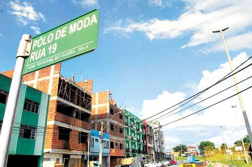 No Polo de Modas do Guará, obras estão em andamento: os prédios chegam a ter cinco pavimentos, sem autorização