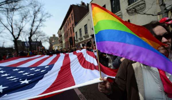 Passeata teve início no Stonewall Inn, bar onde em 1969 começou a revolta pelos direitos da comunidade homossexual nos EUA