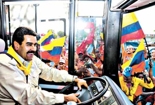 Nicolás Maduro dirige ônibus: ex-motorista cultiva o próprio carisma, mas não se descola do mentor