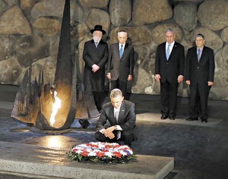 Barack Obama deposita coroa de flores no Memorial do Holocausto Yad Vashem, em Jerusalém: americano nega que o Estado de Israel exista por causa do genocídio de judeus