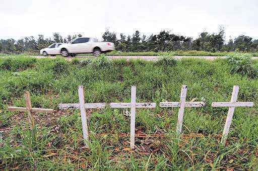 Cruzes no ponto conhecido como curva da morte, entre Taguatinga Norte e Brazlândia: trecho é o mais perigoso