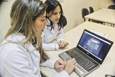 As professoras Alice Rezende e Vanessa Oliveira estão desenvolvendo o jogo Brincando e aprendendo anatomia, também virtual