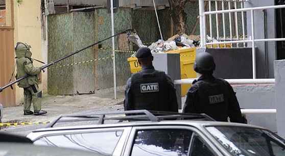 Foram encontradas cinco bananas de dinamite dentro de um sacola abandonada numa caçamba em frente a uma obra