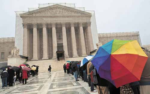 Ativistas e simpatizantes da causa gay fazem fila diante do prédio da Suprema Corte, em Washington: votações são consideradas históricas