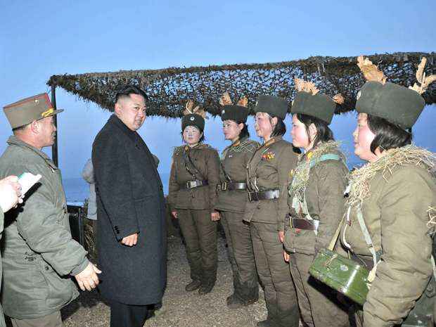 Líder norte-coreano Kim Jong-Un conversa com soldados do Exército Popular Coreano (KPA)