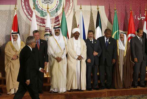 Chefes de Estados árabes se reúnem para foto de grupo, durante a abertura da cúpula da Liga Árabe em Doha