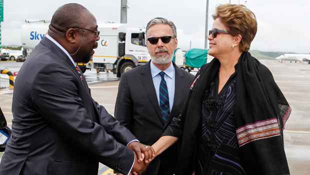 Presidente Dilma Rousseff durante chegada à Africa do Sul, para participar da 5ªCúpula BRICS