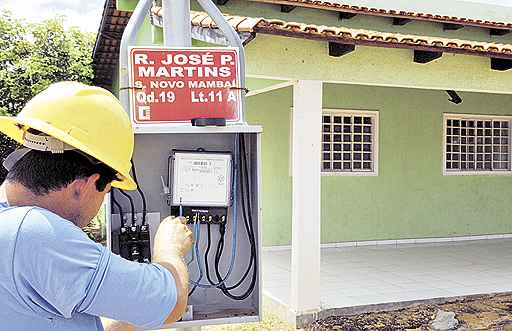 Diante das denúncias de fraudes, empresa religa a luz de casa abandonada há mais de dois anos