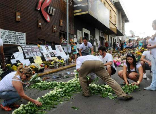 Amigos e parentes das vítimas fazem homenagem enfrente a Boate Kiss em Santa Maria em 02 de fevereiro