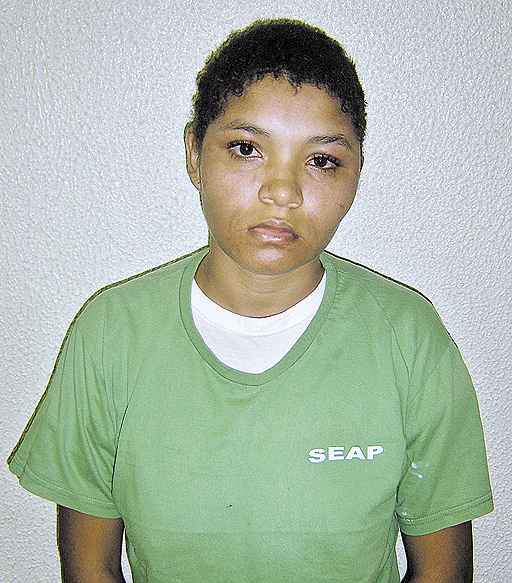 Com uniforme do presídio, Suzana aparece sem o aplique no cabelo