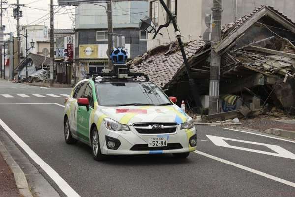 Carro do Google faz imagens das ruas desertas