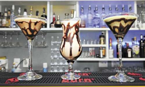 Nos drinques com chocolate oferecidos no Nations Bar, as taças são decoradas com o ingrediente derretido. Há as versões sem álcool, muito apreciadas pelas mulheres