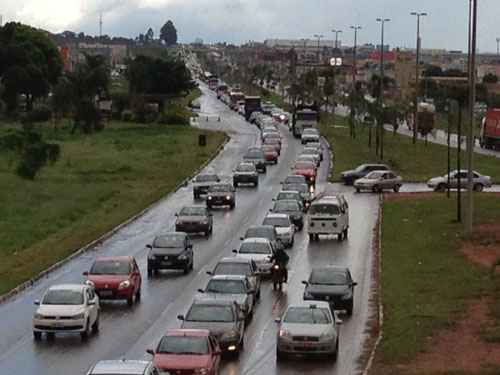 Chuva deixa trânsito intenso na BR-040