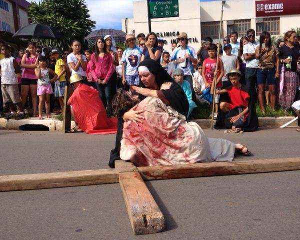 A Via Sacra vai dar a volta na igreja. Em seguida, atores vão encenar a crucificação de Jesus Cristo para, então, rezar uma missa