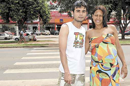 Simone da Silva, com o marido, Paulo Henrique, diz que o respeito à faixa de pedestres em Santa Maria só ocorre em determinados locais