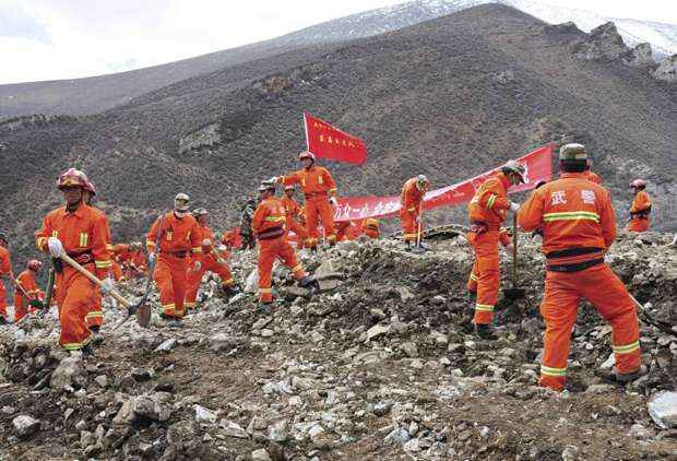 Equipes de resgate buscam sobreviventes no local de um deslizamento de terra em uma área de mineração no Maizhokunggar County, Região Autônoma do Tibet