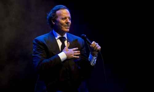 Cantor espanhol Julio Iglesias corre países em turnê mundial