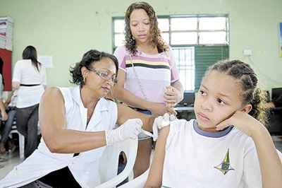 Ludmilla Queiroz, de 11 anos, sob o olhar atento da mãe, a dona de casa Iciélia Queiroz