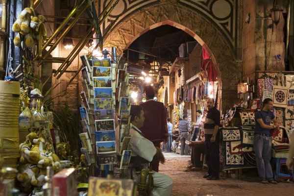 No mercado Khan el Khalili, os aromas aguçam a imaginação do turista, que deve pechinchar os preços. O assédio dos comerciantes é grande.